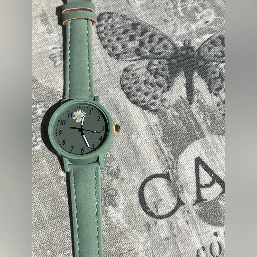 ✨💚🍀Green leather watch - Picture 4 of 5